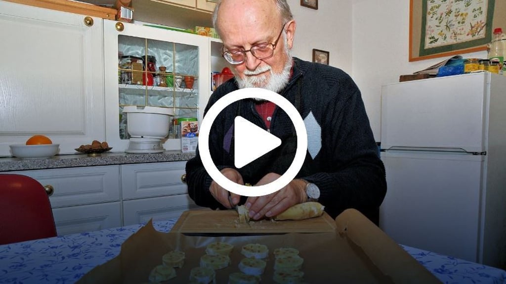 Donald Hilbert schneidet die gekühlten Teigwürste. Die Lucia-Plätzchen müssen dann gut zwölf Minuten im Ofen gebacken werden. 