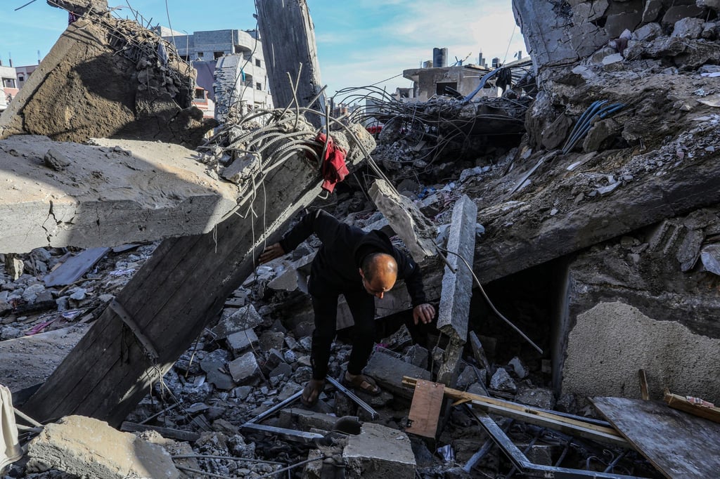 Ein Palästinenser inspiziert nach einem israelischen Luftangriff ein zerstörtes Haus in Rafah im Süden des Gazastreifens.