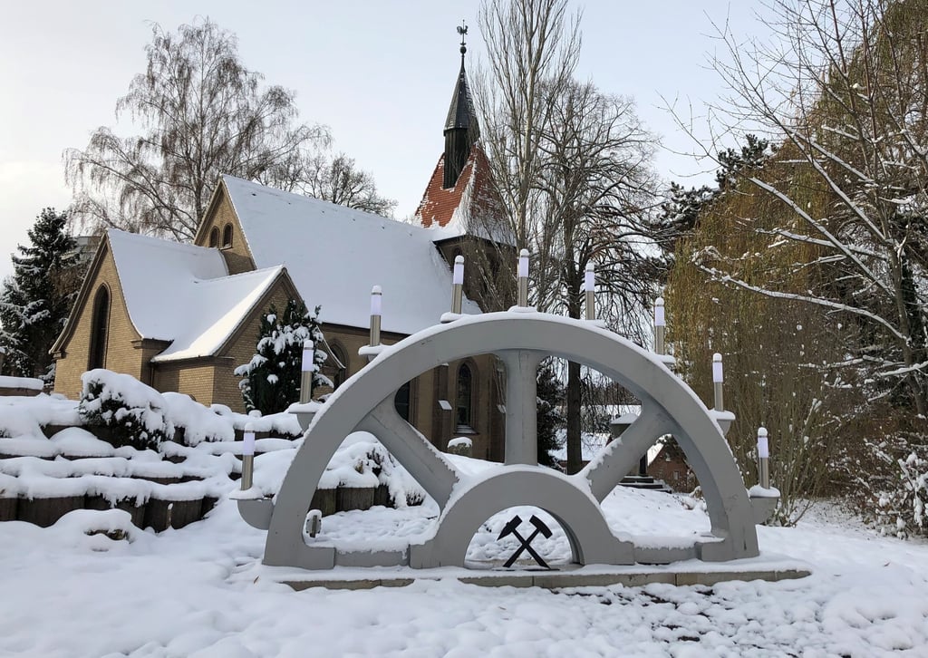 Vor der Kulisse der Bergmannskirche in Deuben hat der neue Lichterbogen des Museums seinen Platz.