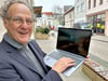 Burgs Campusmanager Marcus Kaloff mit seinem Laptop vor dem Büro in der Magdeburger Straße.