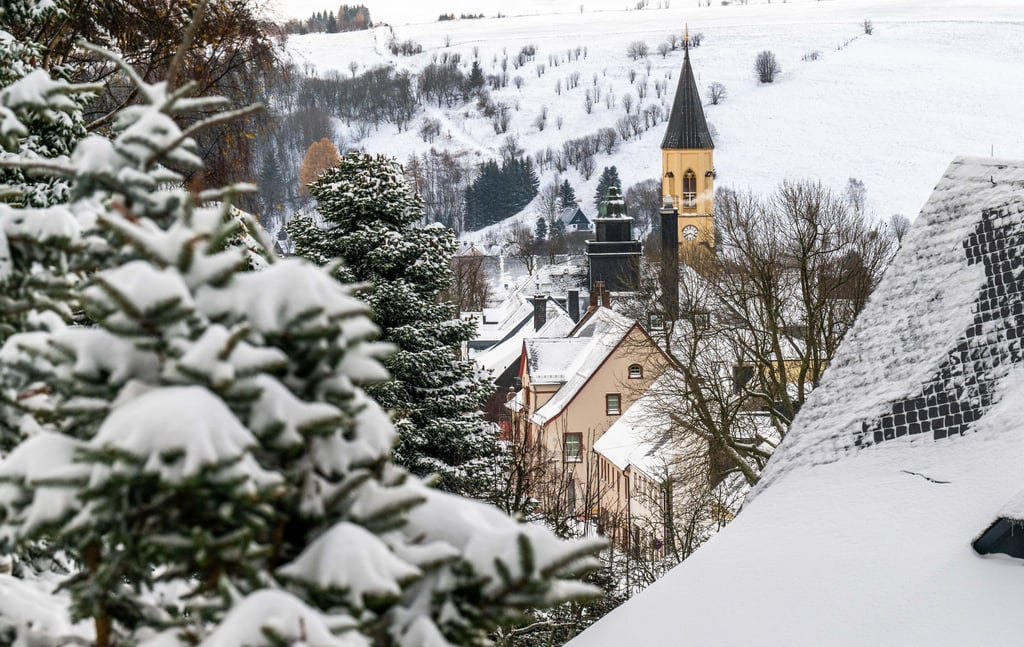 Mit Schnee bedeckt ist die Landschaft rund um den Ort.