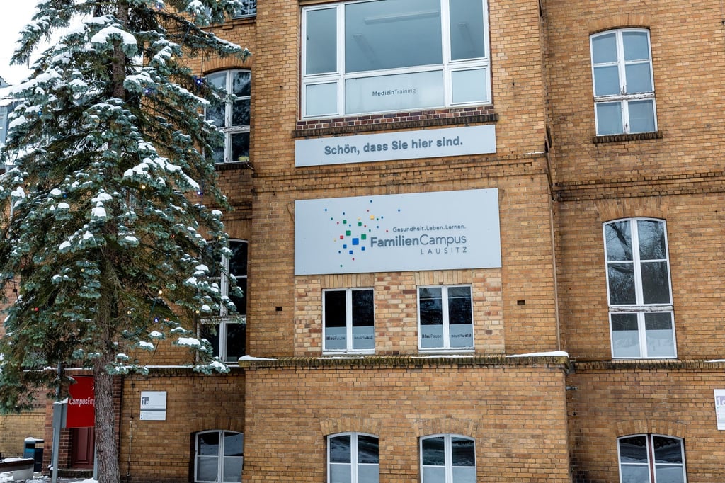 Der FamilienCampus LAUSITZ ist ein Ort für vorrangig medizinische und pflegerische Aus- und Weiterbildung und eine Begegnungsstätte für Familien im Landkreis Oberspreewald-Lausitz.
