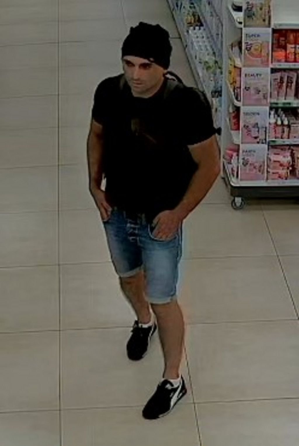 Dieser Mann soll einen Diebstahl in einem Drogeriemarkt in Naumburg begangen haben.