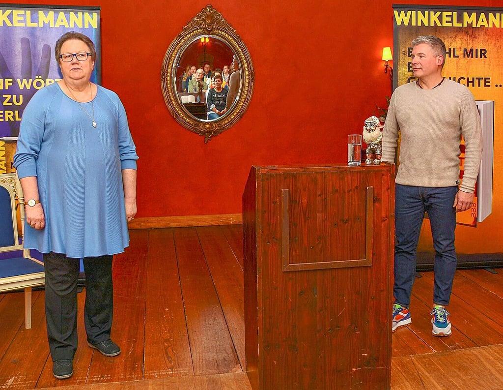 Die Vorsitzende des Wanzleber Bibliotheksfördervereins Gudrun Tiedge begrüßte den Bestsellerautor Andreas Winkelmann im Roten Salon der Burg Wanzleben zu einer Thriller-Lesung.