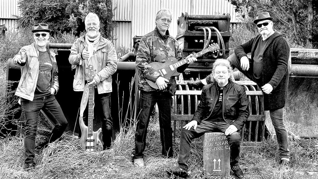 Am Sonnabend wird in Groß- und Klein Rosenburg der Kulturgeschmack auf ganzer Breite bedient. Dazu zählen nach dem Adventsmarkt auf der Burgruine rockmusikalische Auftritte in Willem Janssen van Doorns Rockscheune. Mit dabei auch die Rosenburger Lokalmatadoren von „Rock Village“ in verändeter Besetzung.