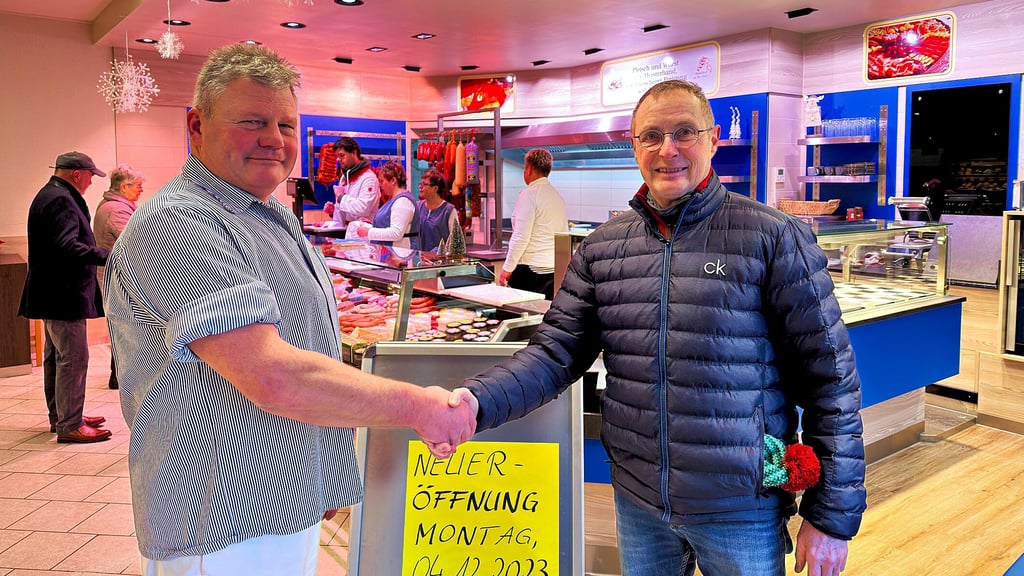Vermieter Hans-Jürgen Crahmer (r.) beglückwünscht Holger Freigang zur Ladeneröffnung am Montag.