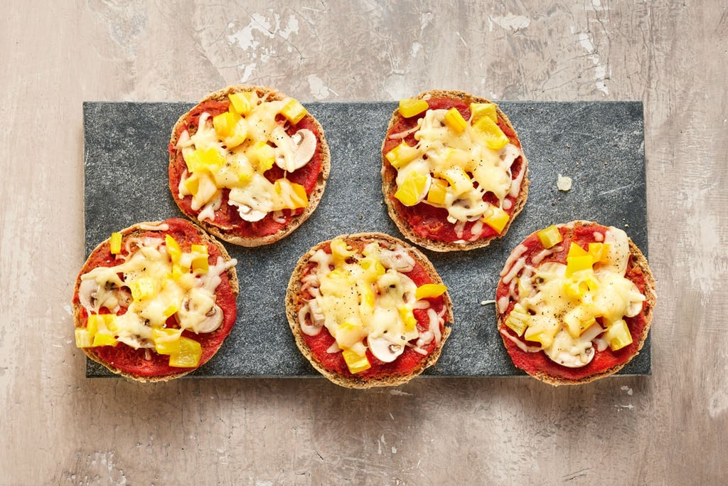So fix zubereitet wie eine Tiefkühlpizza: Für diese Mini-Pizzen kommen Toastbrötchen zum Einsatz.