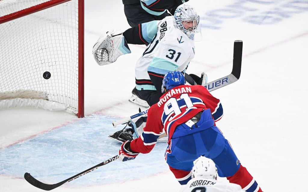 Sean Monahan von den Montreal Canadiens trifft gegen Seattle Kraken-Torwart Philipp Grubauer.