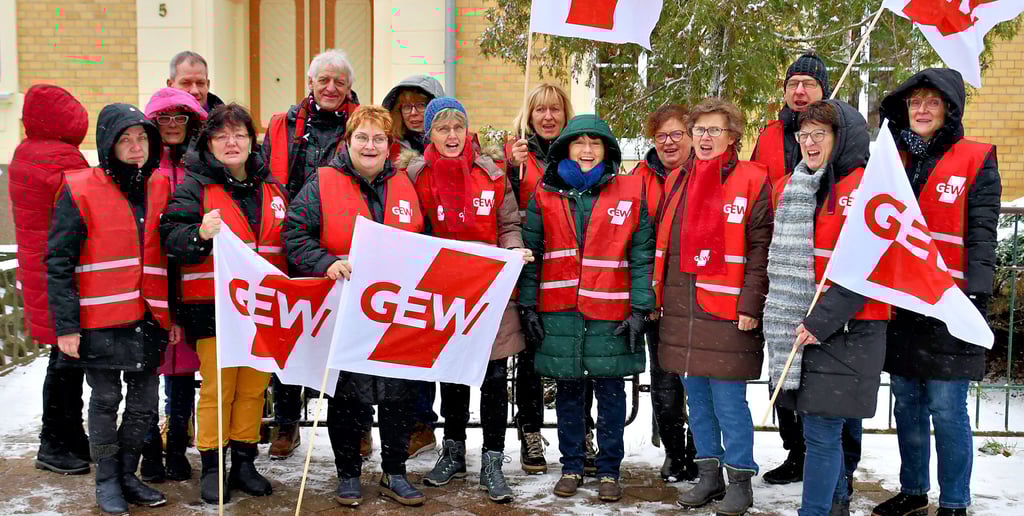 Lehrkräfte aus dem gesamten Landkreis Börde haben sich gestern versammelt – hier am Haldensleber Schützenhaus – um am Warnstreik teilzunehmen.