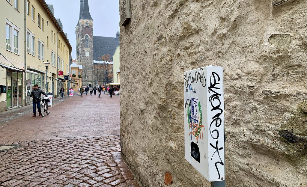 Am Halleschen Turm in Köthen gib es einen Spender für Hundekotbeutel.