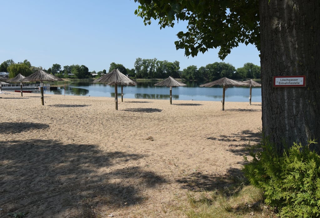 Die Verfügung des Salzlandkreises, die von einem Baden am Großen Schachtsee abrät, zeigt Wirkung. Die Zahl der Badegäste hält sich in diesem Jahr in Wolmirsleben in Grenzen. Deshalb will die Gemeinde jetzt gegen den Kreis vorgehen.