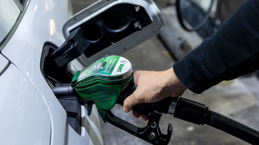 Ein Autofahrer betankt sein Fahrzeug an einer Tankstelle.
