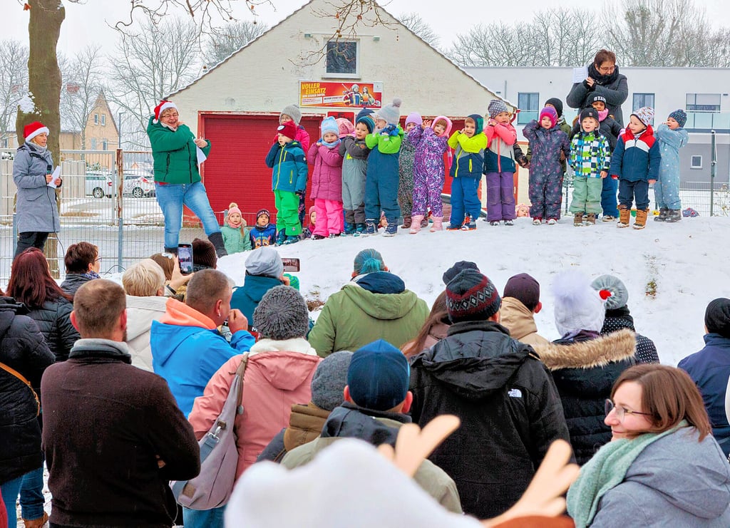 In Tröglitz lud der Nachwuchs zur Einstimmung in die Adventszeit ein. Die Steppkes der Kindertagesstätte waren auf einen Berg geklettert und boten ein Programm. Viele Eltern und Großeletern kamen.