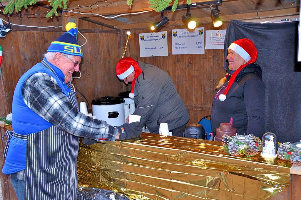 Gleich zu Beginn gönnt sich Horst Klotzbach am Stand des Heimatvereins mit Heiko und Simone Hampel einen Glühwein.
