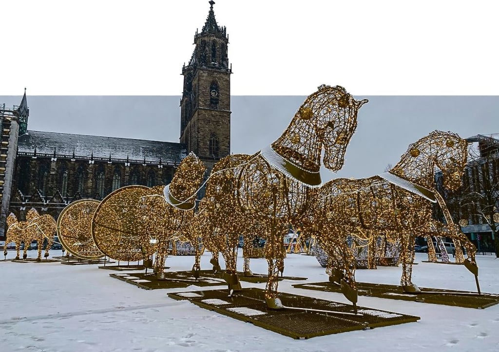 Der Schneefall hatte auch die Magdeburger Lichterwelt auf dem Domplatz weiß eingehüllt.
