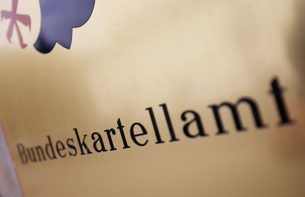 Ein Schild „Bundeskartellamt“ hängt vor dem Sitz der Behörde.