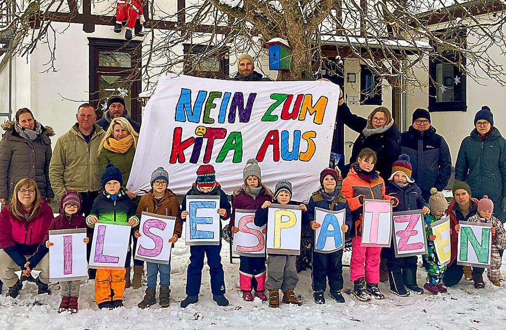 Eltern machen an der Kita „Ilsespatzen“ auf sich aufmerksam. Mit einer Plakataktion wehren sie sich gegen die mögliche Schließung ihrer Kita.