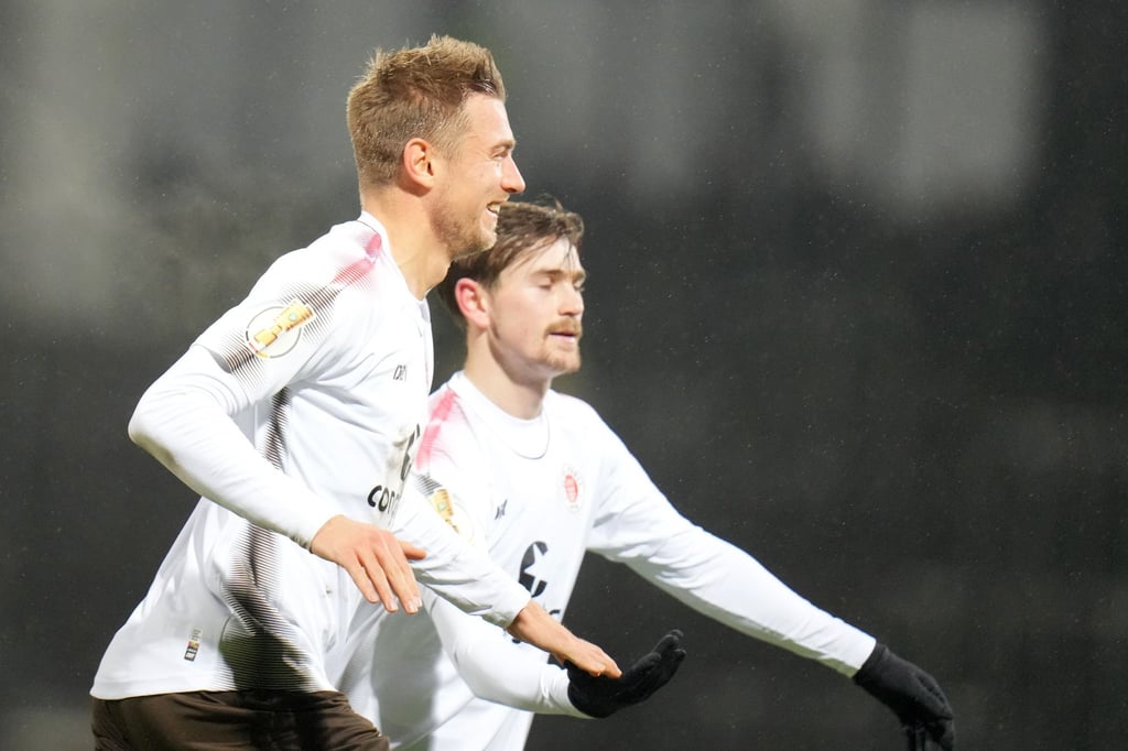 Der FC St. Pauli um Torschütze Hauke Wahl (l) setzte sich in Homburg durch.
