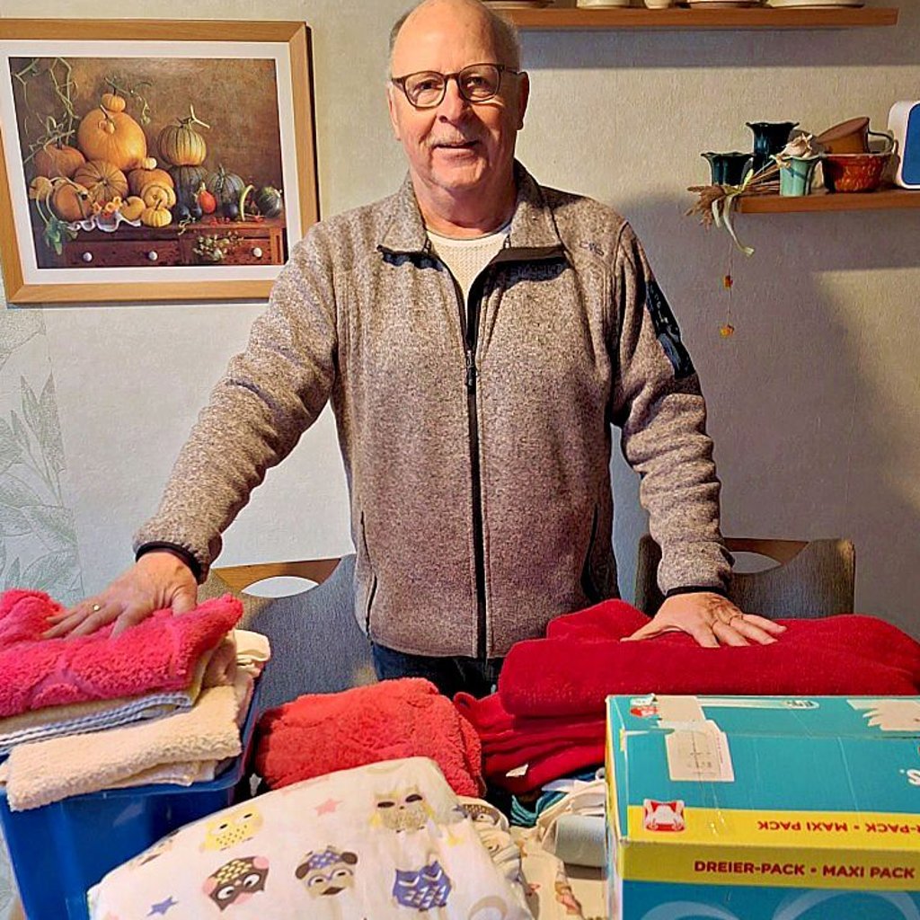 Bernd Felscher von Netzwerk leben aus Burg mit Spenden für die junge Familie.