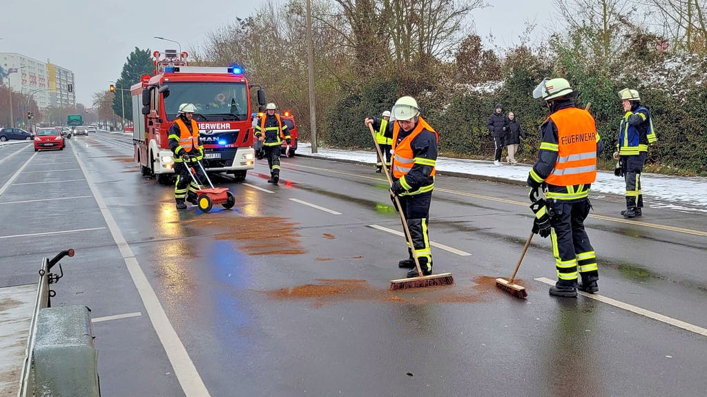Die Feuerwehr Stendal entfernt eine Ölspur auf der Stadtseeallee in Stendal.