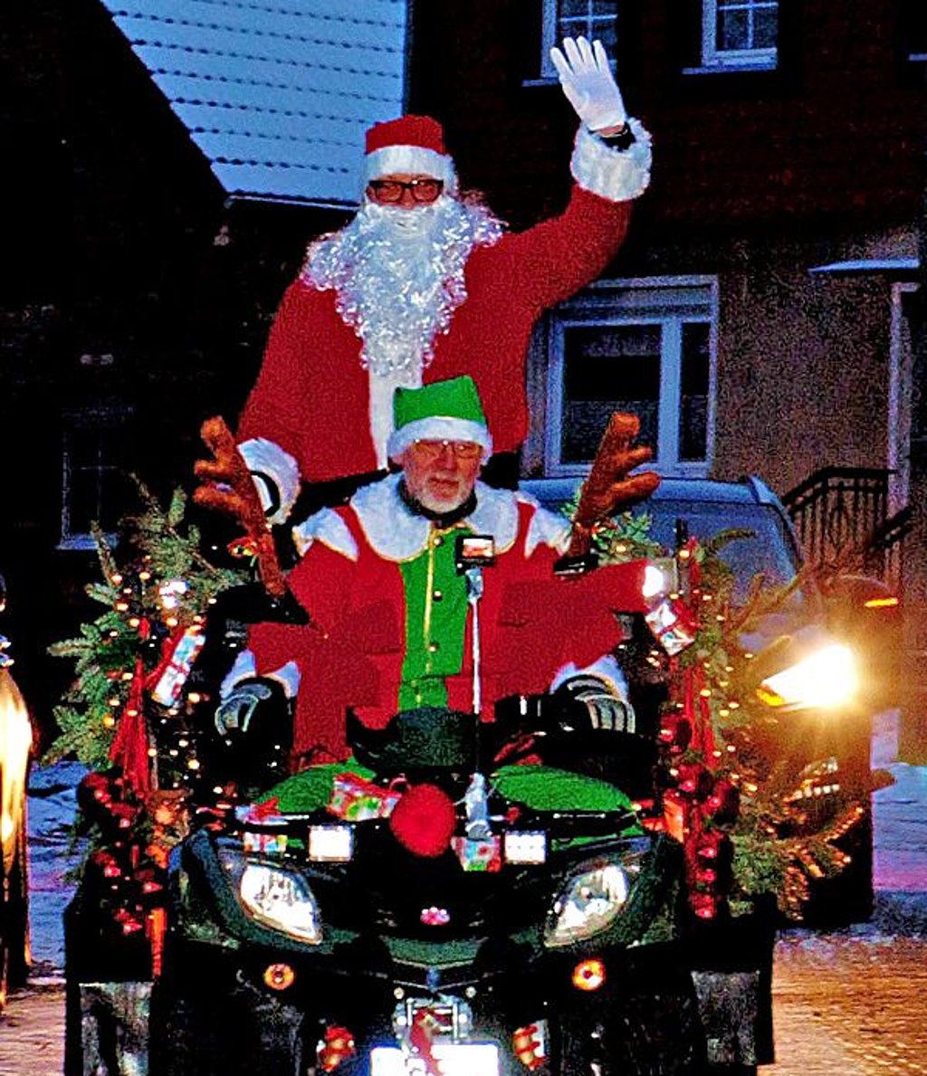Der Weihnachtsmann auf der Dorfrunde.