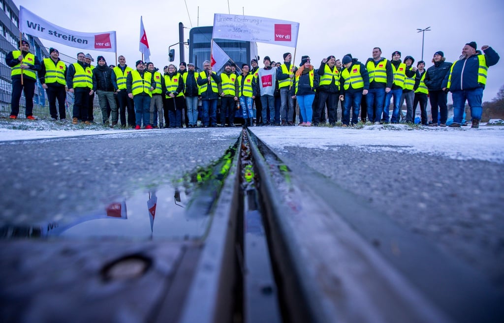 Bus- und Straßenbahnfahrer versammeln sich während des ganztägigen Warnstreiks auf einem Betriebshof.
