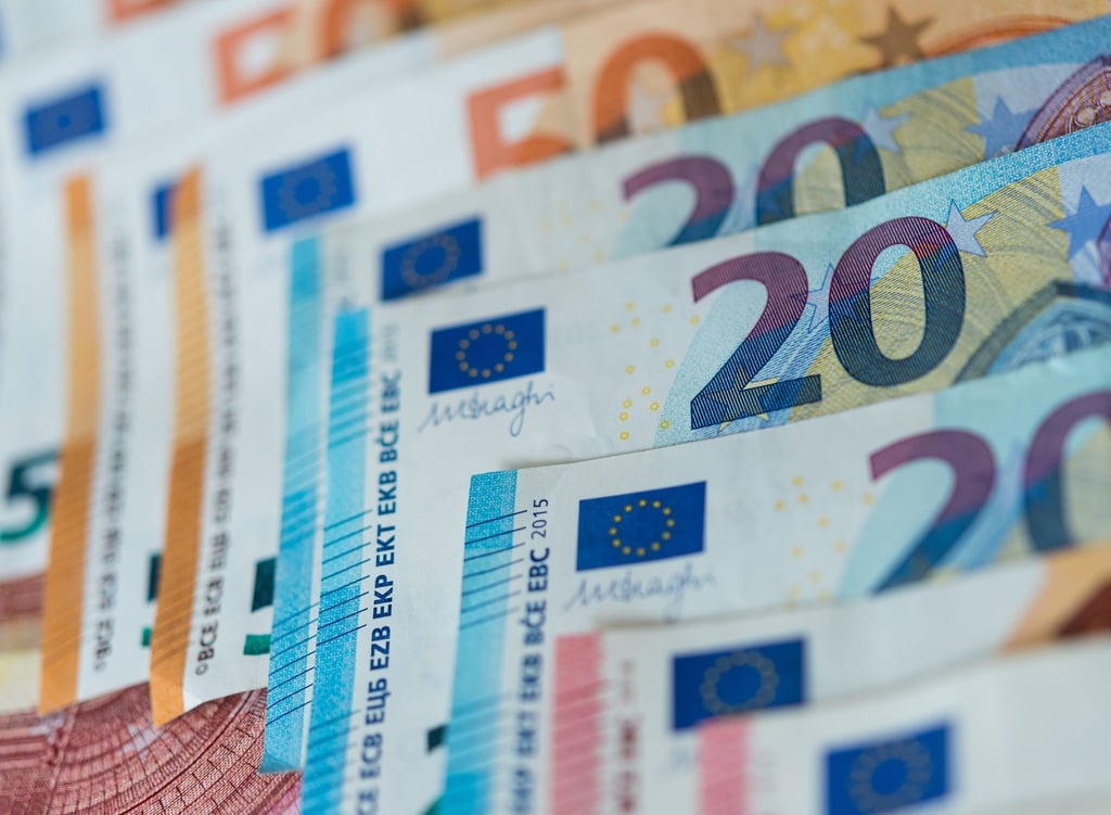 Banknoten von 10, 20 und 50 Euro liegen sortiert auf einem Tisch.