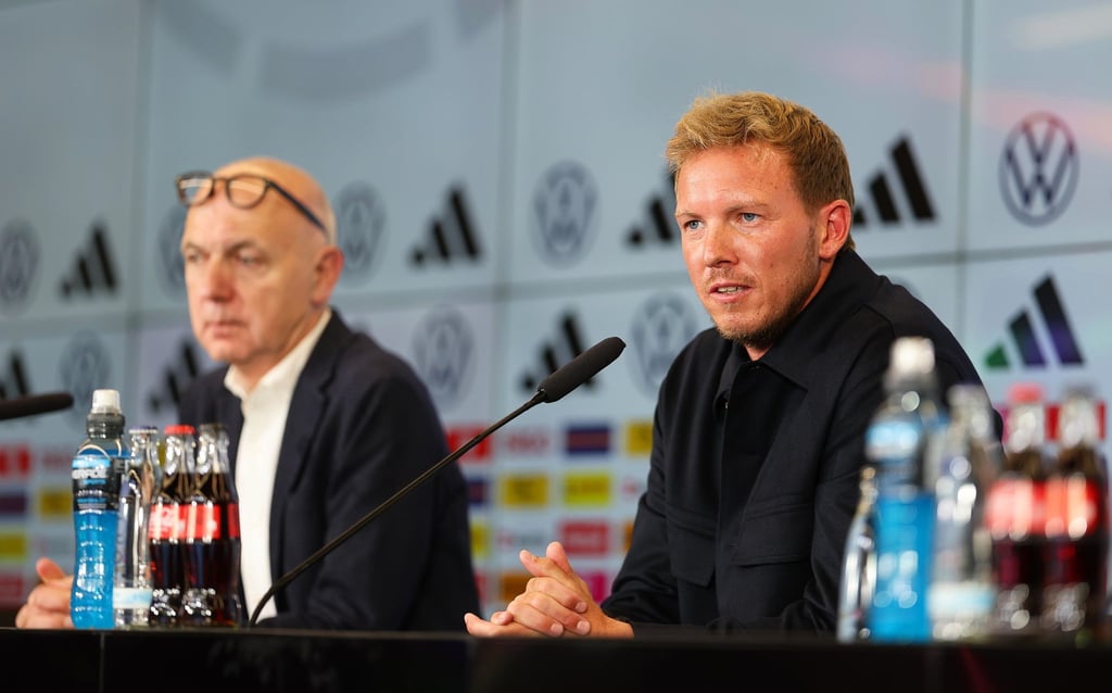 DFB-Präsident Bernd Neuendorf (l) will die Zukunft von Bundestrainer Julian Nagelsmann bis zur EM nicht mehr thematisieren.