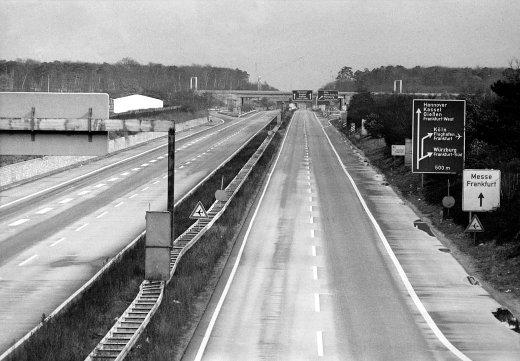 Blick auf eine leere Autobahn. Wegen der Ölkrise wurde 1973 zum ersten Mal ein sonntägliches Fahrverbot verhängt.
