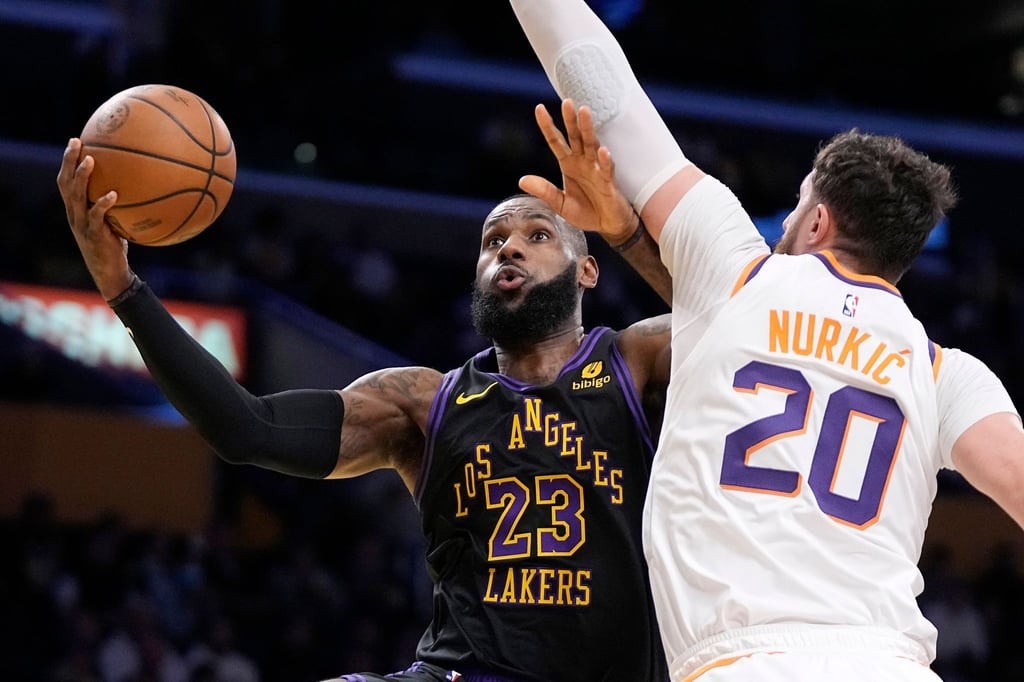 Lakers-Superstar LeBron James (l) erzielte 31 Punkte gegen die Phoenix Suns.