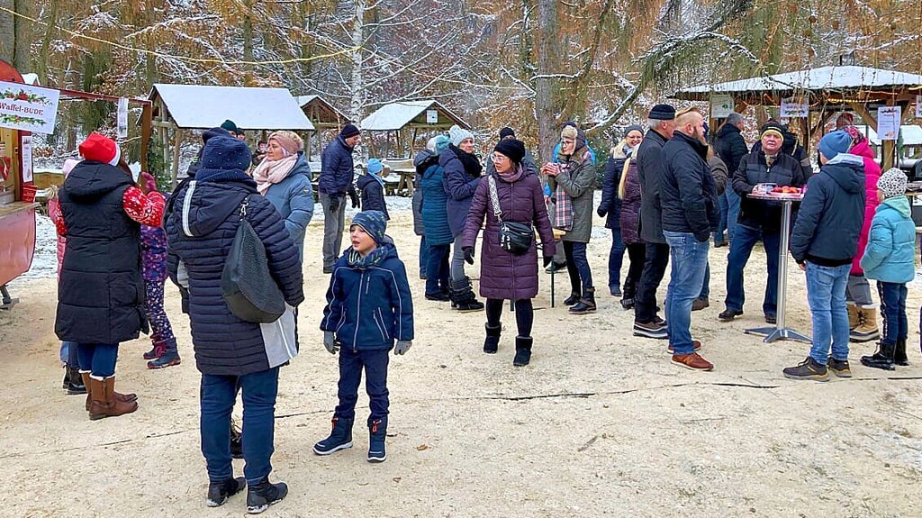 Der Waldweihnachtsmarkt präsentierte sich gut besucht.