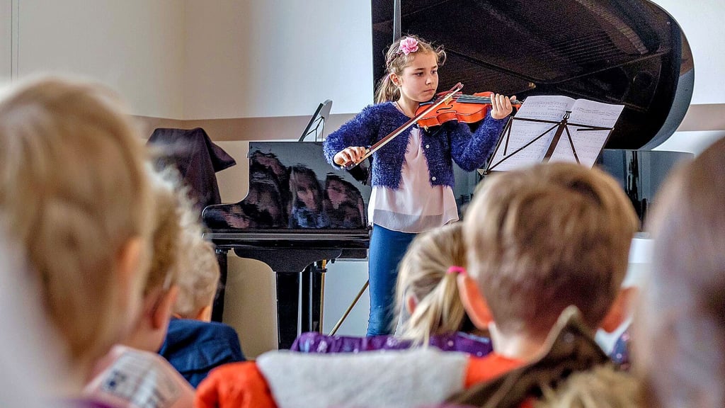 Gern musizieren Mädchen und Jungen der Kreismusikschule auch vor Kindergartenkindern, um ihr Können zu zeigen.