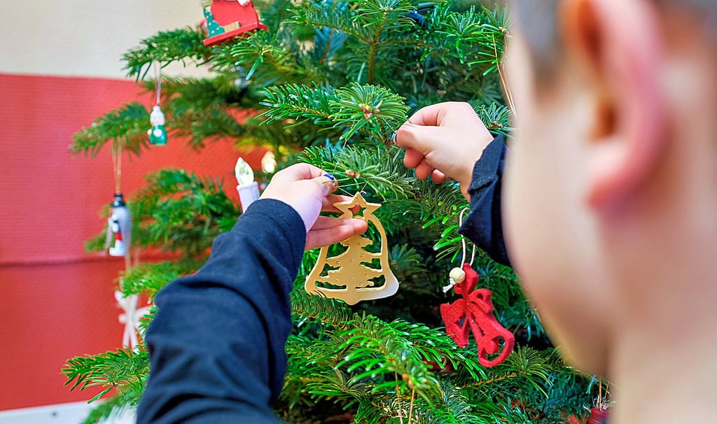 Den Weihnachtsbaum im Korridor der Kita haben die Kinder mit viel Liebe selbst geschmückt.