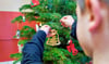 Den Weihnachtsbaum im Korridor der Kita haben die Kinder mit viel Liebe selbst geschmückt.