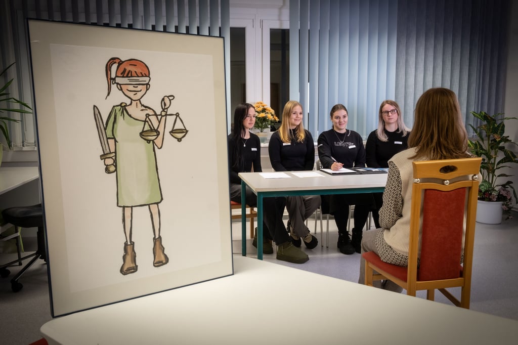 In Schwarz, aber ohne Robe: Gisele Geisler, Jasmin Hausl, Anna Fricke und Sophia Remmers (v.l.n.r.) sind Teil des einzigen Schülergerichts in Sachsen-Anhalt.