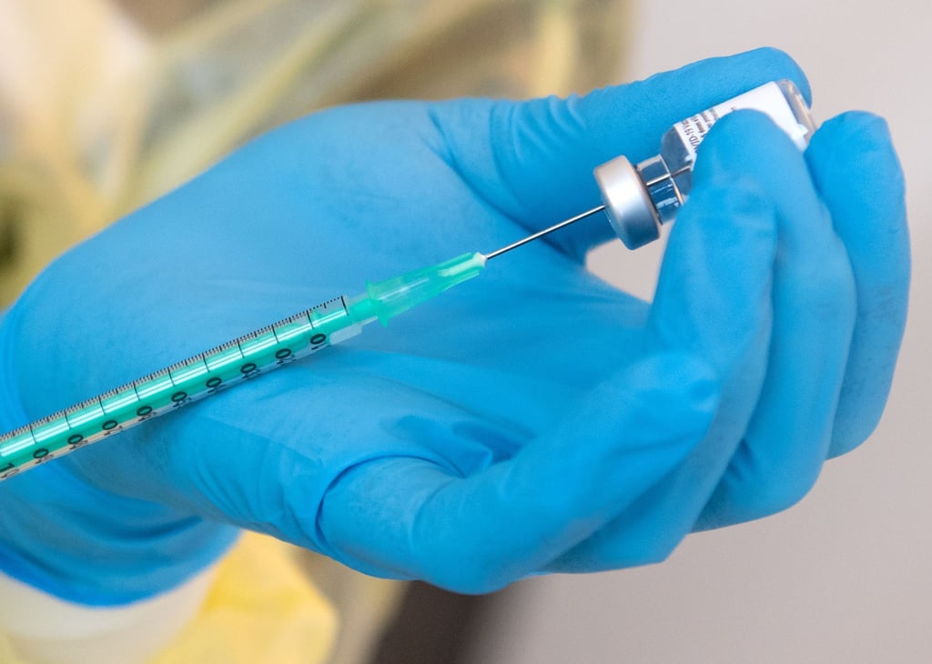 Eine mRNA-Impfung kann zur Bildung unerwünschter Proteine führen. Fachleute sehen das jedoch nicht als problematisch an.