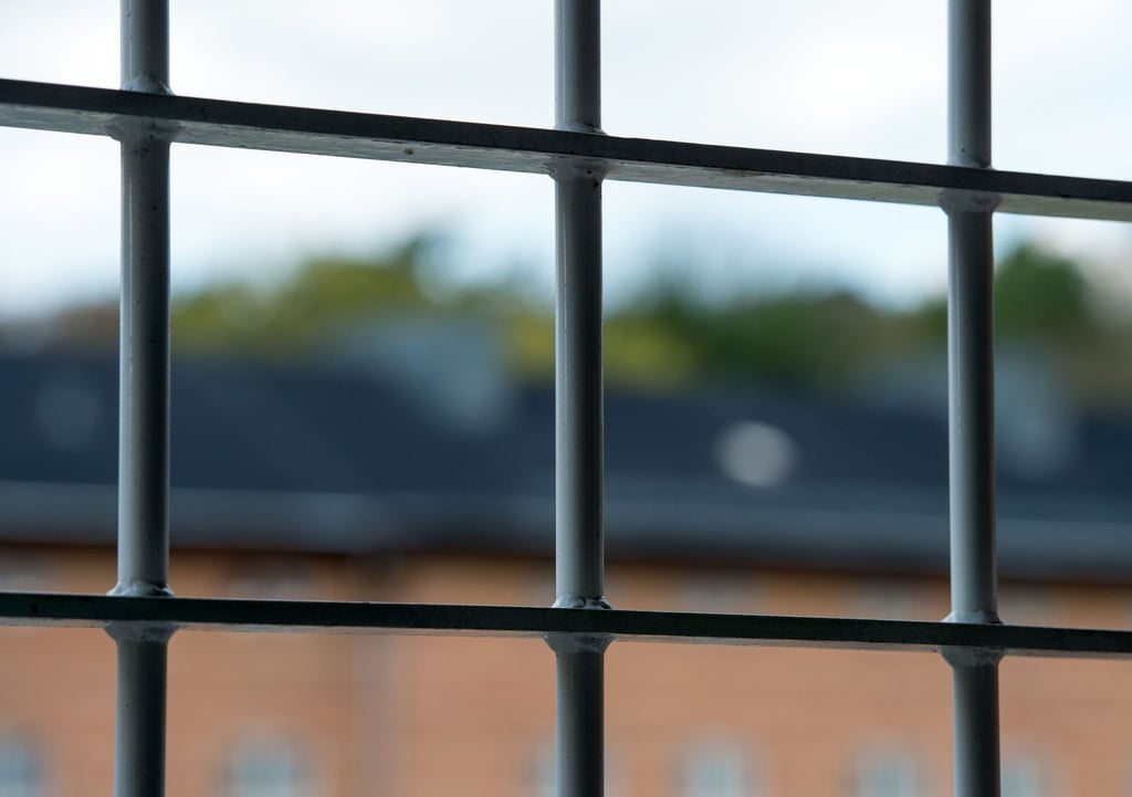 Vergittert sind Fenster der Klinik für Forensische Psychiatrie auf dem Gelände des Martin Gropius Krankenhauses in Eberswalde.