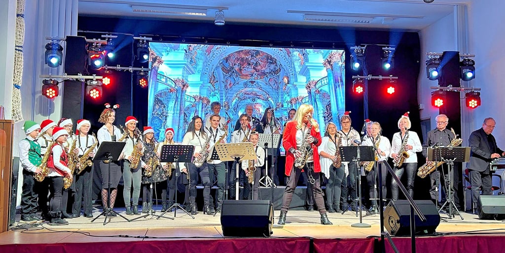 Das Brehnaer Orchester Sax&Fun begeistert zahlreiche Gäste mit mitreißender Musik im Kultur- und Sportzentrum seiner Heimatstadt.