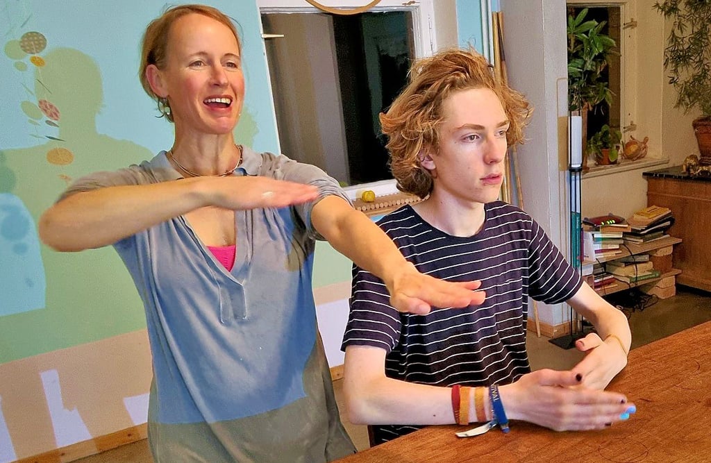 Juschka Weigel bei einer Übung mit einem Tanzschüler. Sie engagiert sich aber auch aktiv bei der Verwirklichung von Projekten für das Dorf. So soll es 2024 mit dem Backofenprojekt für Vehlgast weitergehen.