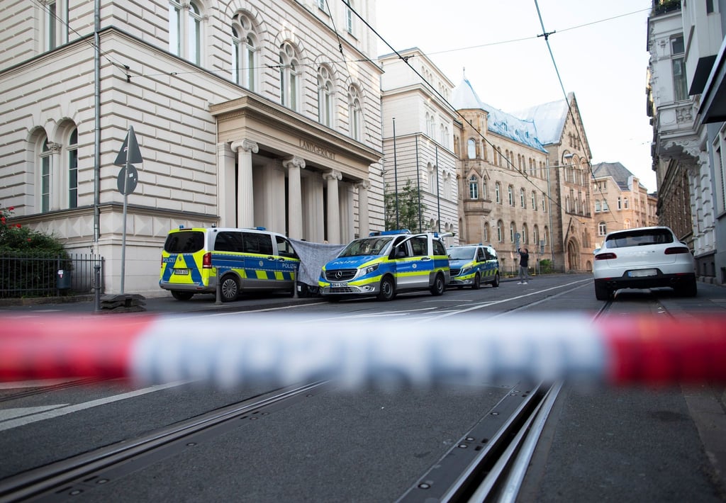Die Polizei hatte den Bereich vor dem Bonner Landgericht nach Fund des abgetrennten Kopfes abgesperrt.