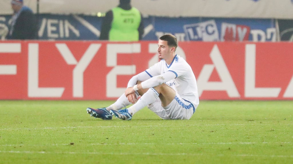 Enttäuschung pur bei Andi Hoti nach dem bitteren DFB-Pokalaus des 1. FC Magdeburg gegen Fortuna Düsseldorf.