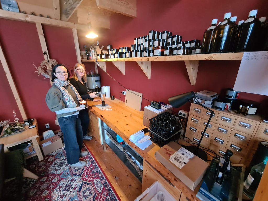 Nadine Hall (l.) und Doreen Sieboth in ihrer Harzer "Hexenküche" beim Herstellen von Duftkerzen.