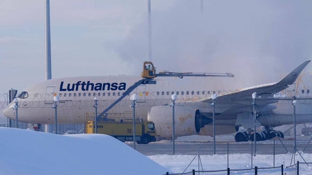 Ein Flugzeug der Lufthansa wird auf dem Flughafen München enteist.