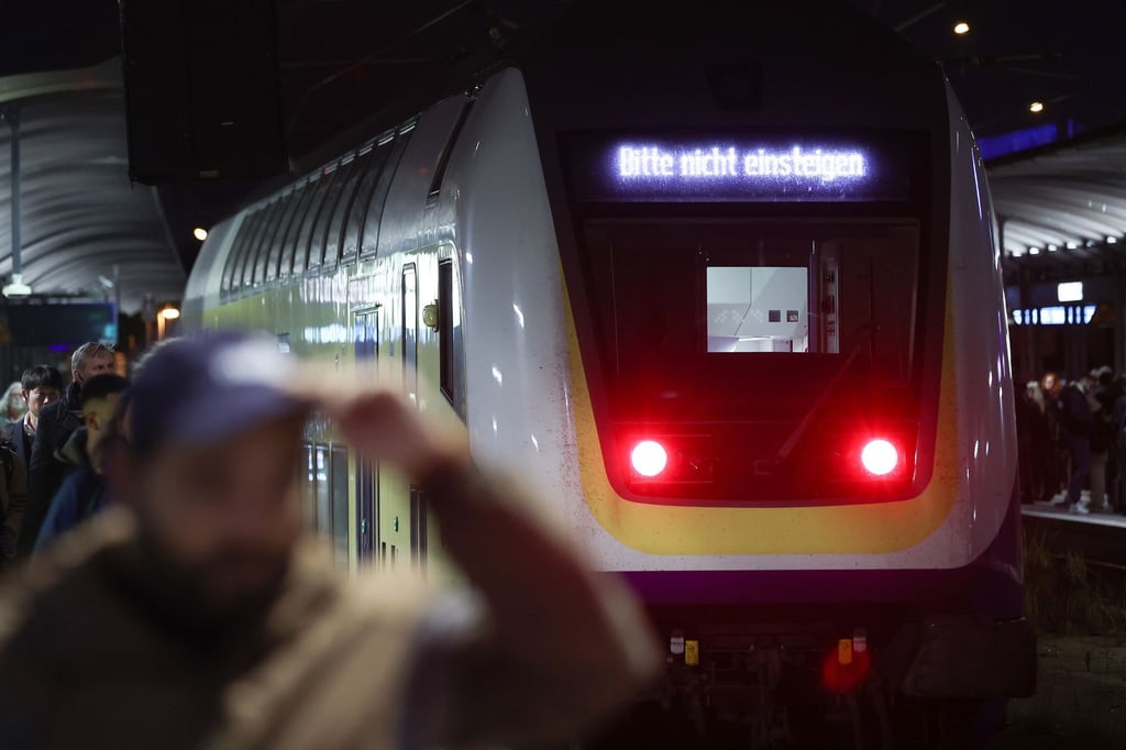 „Bitte nicht einsteigen“ steht an einem Zug der Eisenbahngesellschaft Metronom im Hauptbahnhof.