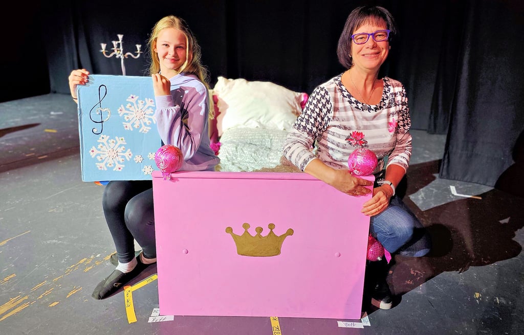 Heike Herrmann (r.) von der Tanzgruppe Merseburg-Meuschau hat auch die diesjährige Weihnachtsgeschichte geschrieben, in der die 13-jährige Anjuli die Prinzessin Eigensinn spielen wird.