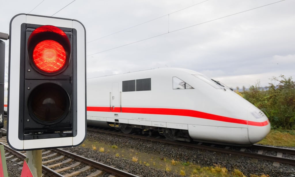 Ampel auf rot: Es werden kaum mehr Züge ab Donnerstagabend in Deutschland fahren.