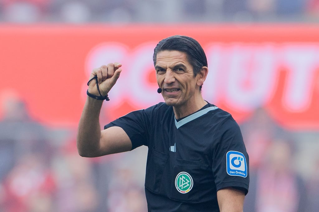 Schiedsrichter Deniz Aytekin hätte kein Problem damit, die VAR-Entscheidungen den Fußballfans im Stadion kurz erklären.