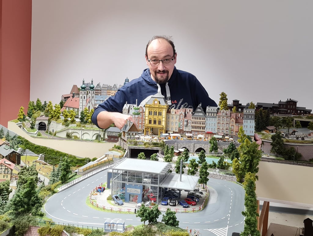 Michael Ganzenberg präsentiert eine der vielen Anlagen, die sich im Clubraum des Vereins befinden.