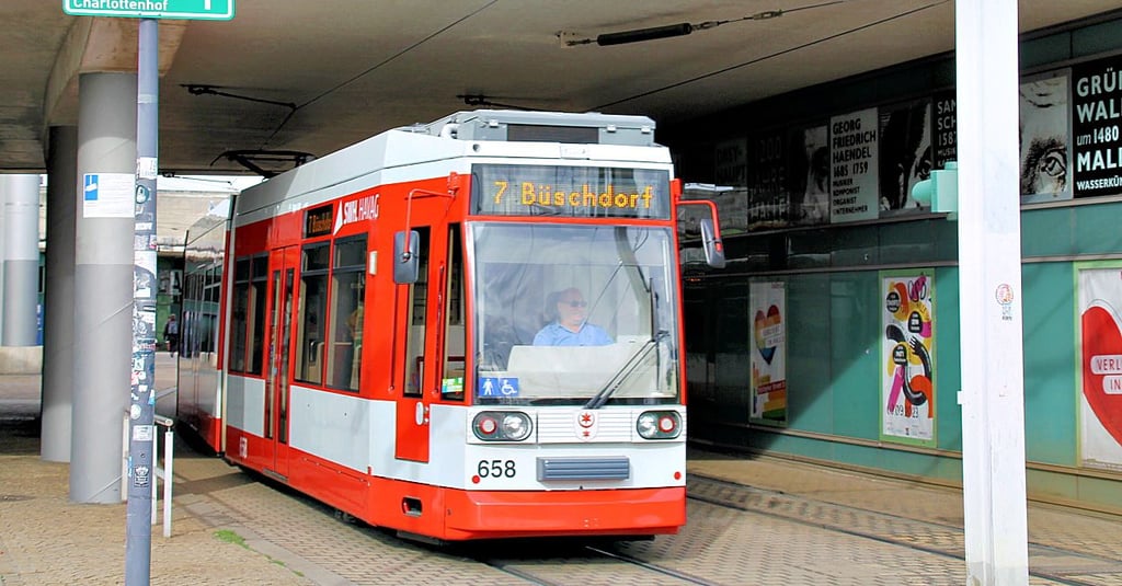 Die Linken wollen, dass Menschen, die in Halles Straßenbahnen und Bussen ohne Fahrschein unterwegs sind, nicht in Haft kommen.