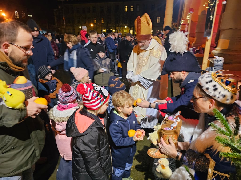 214 gefüllte Stiefel sind am Mittwoch vom heiligen Nikolaus, dem Nussknacker, Väterchen Frost, dem Weihnachtsmann und weiteren Helfern an die Merseburger Kinder verteilt wurden, die diese vor einigen Tagen geputzt im Nikoausamt in der Tourist-Information abgegeben hatten.